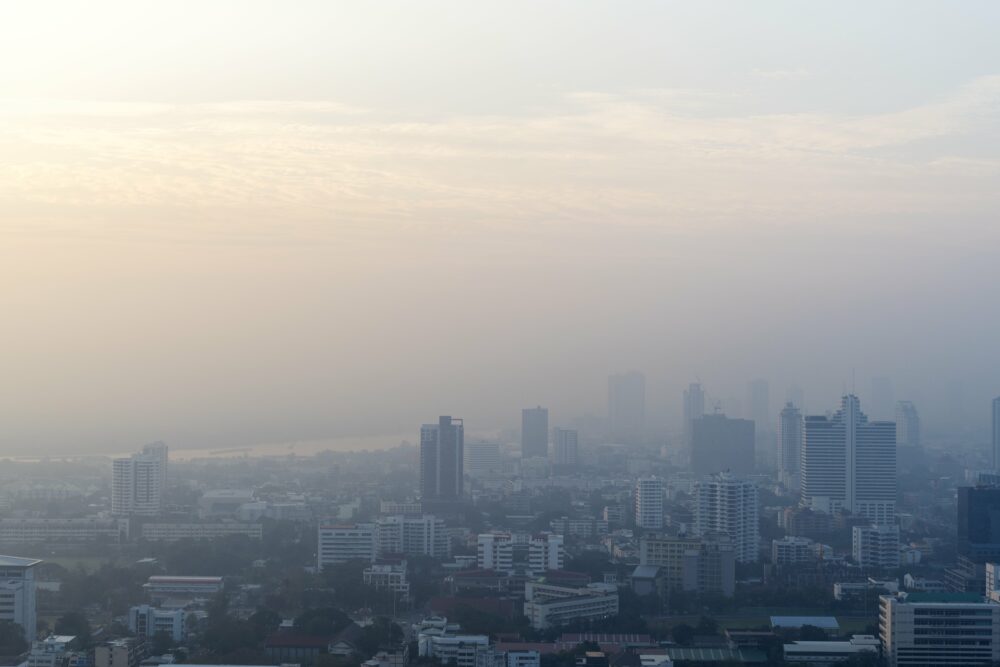 Imagem de ar poluído em uma grande cidade.