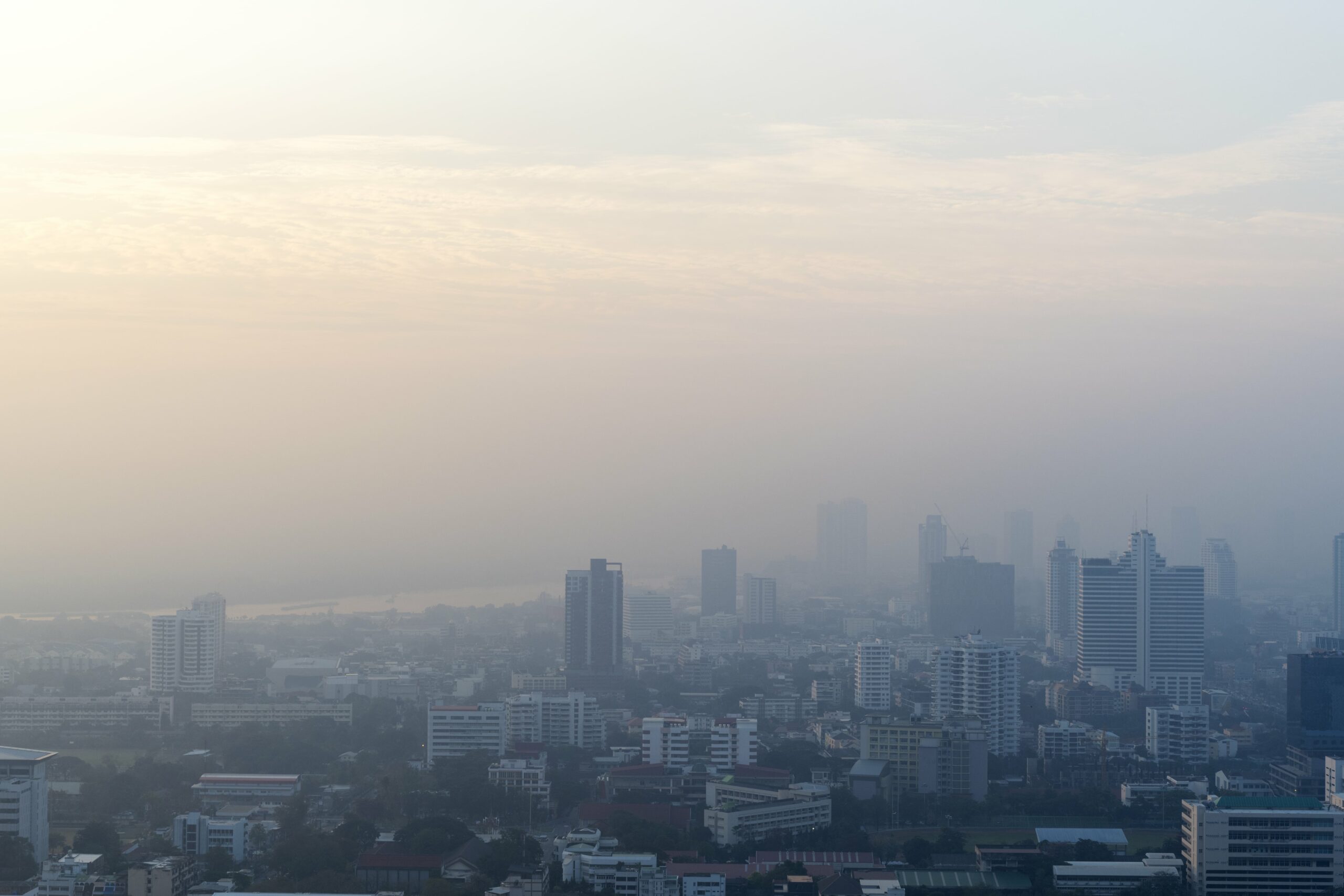 Imagem de ar poluído em uma grande cidade.